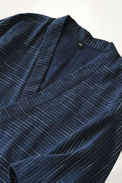 Kimono pyjama pour homme en tissu bleu marine avec des rayures blanches, style sobre et confortable
