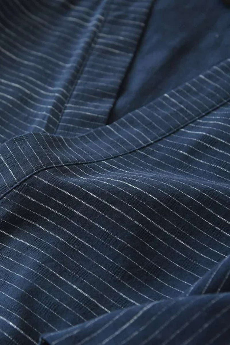 Tissu bleu marine avec des rayures blanches, texture douce et légère, style sobre et élégant pour un kimono