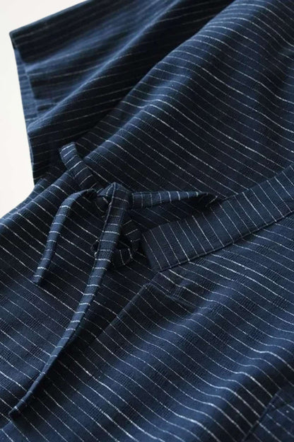 Kimono pyjama homme en tissu bleu marine avec des rayures blanches, offrant un style sobre et confortable