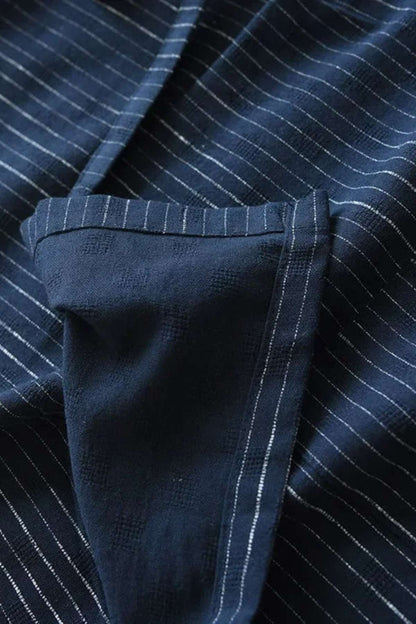 Tissu de kimono pyjama homme en bleu marine avec des rayures blanches, texture douce et sobre