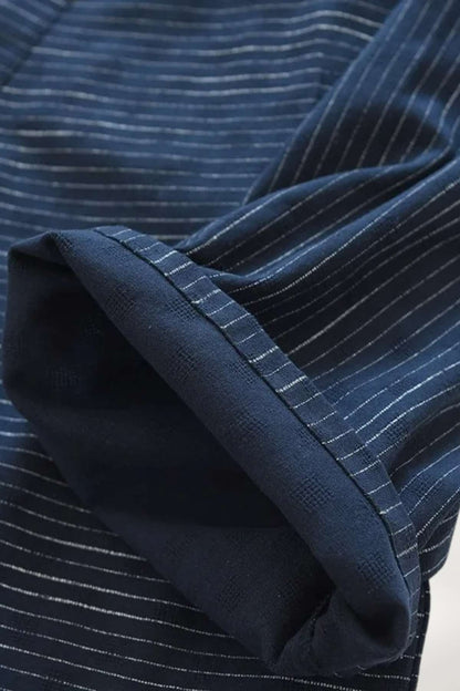 Tissu en coton bleu marine à rayures blanches, avec un ourlet soigné et une texture douce et confortable