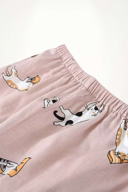 Un tissu léger de couleur rose avec des motifs de chats amusants sur un pantalon de style kimono