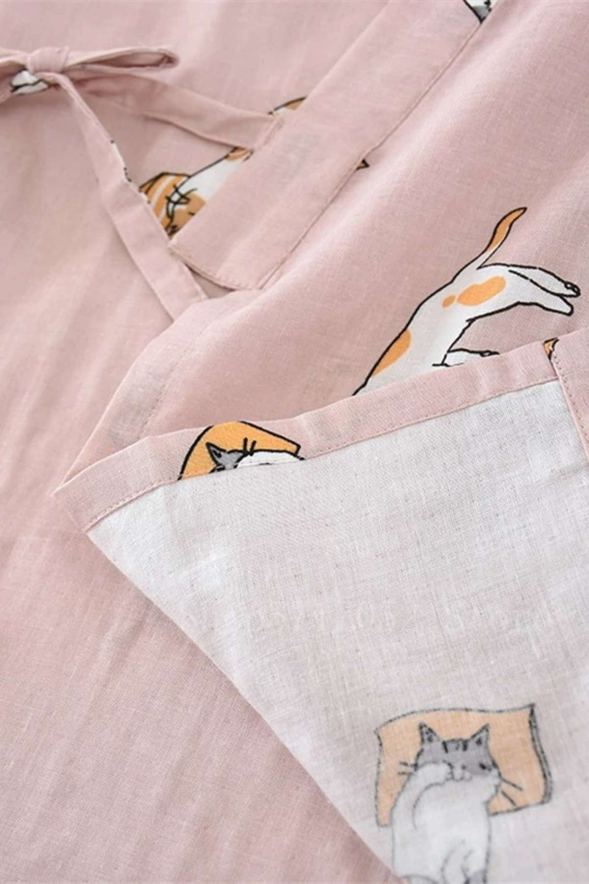 Tissu léger rose avec motifs de chats sur une poche en lin blanc, style décontracté et confortable
