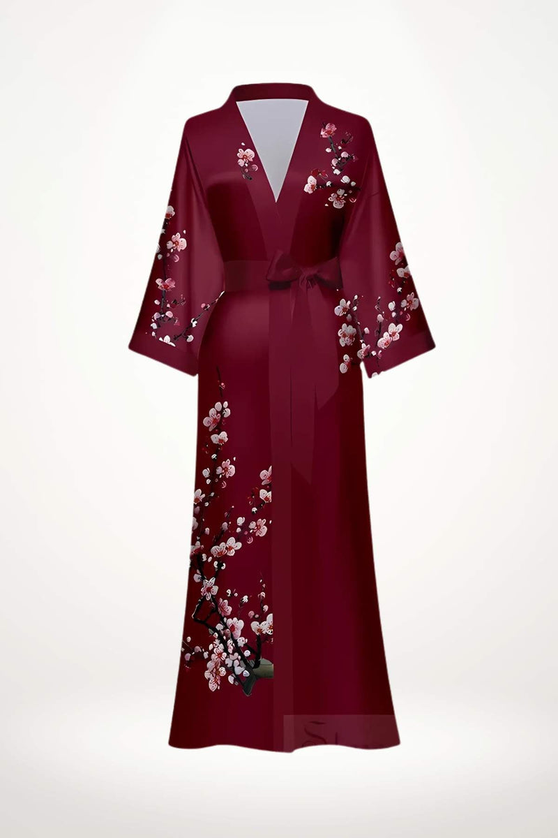 Kimono rouge avec des motifs floraux sur fond uni, ceinturé à la taille et aux manches larges