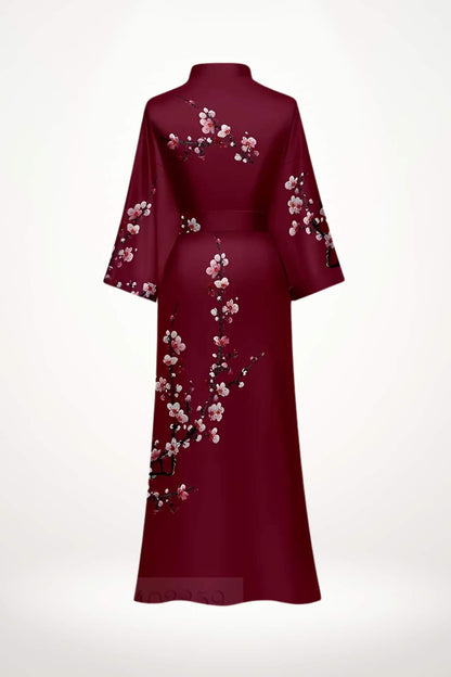 Kimono rouge en satin avec motifs de fleurs blanches et roses, drapé élégant et manches larges