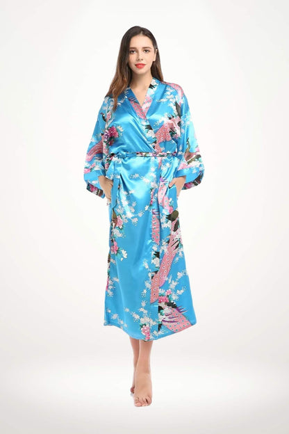Kimono luxe satin bleu lake Sakura avec motifs de fleurs de cerisier et paon.