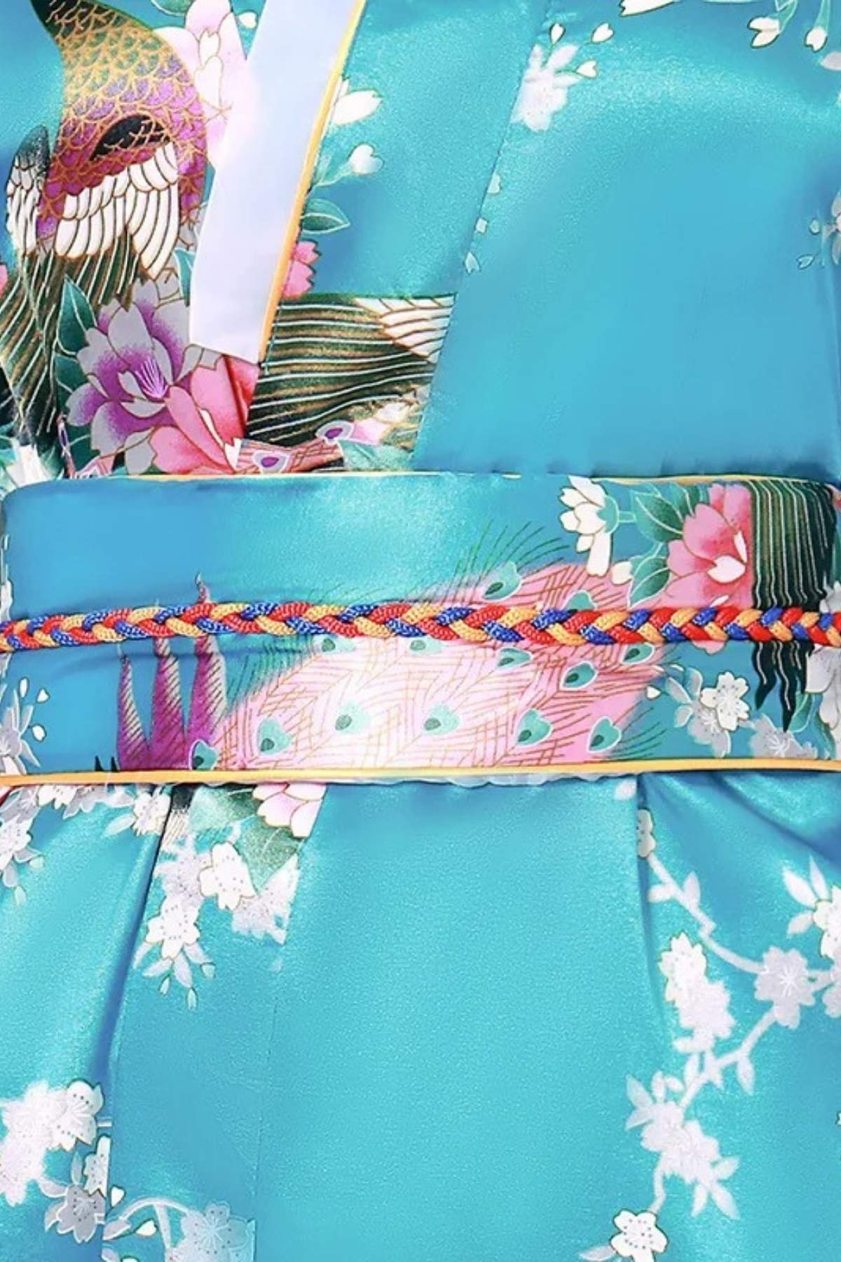 Un kimono en satin bleu vif orné de motifs floraux et d'une ceinture tressée aux couleurs vives