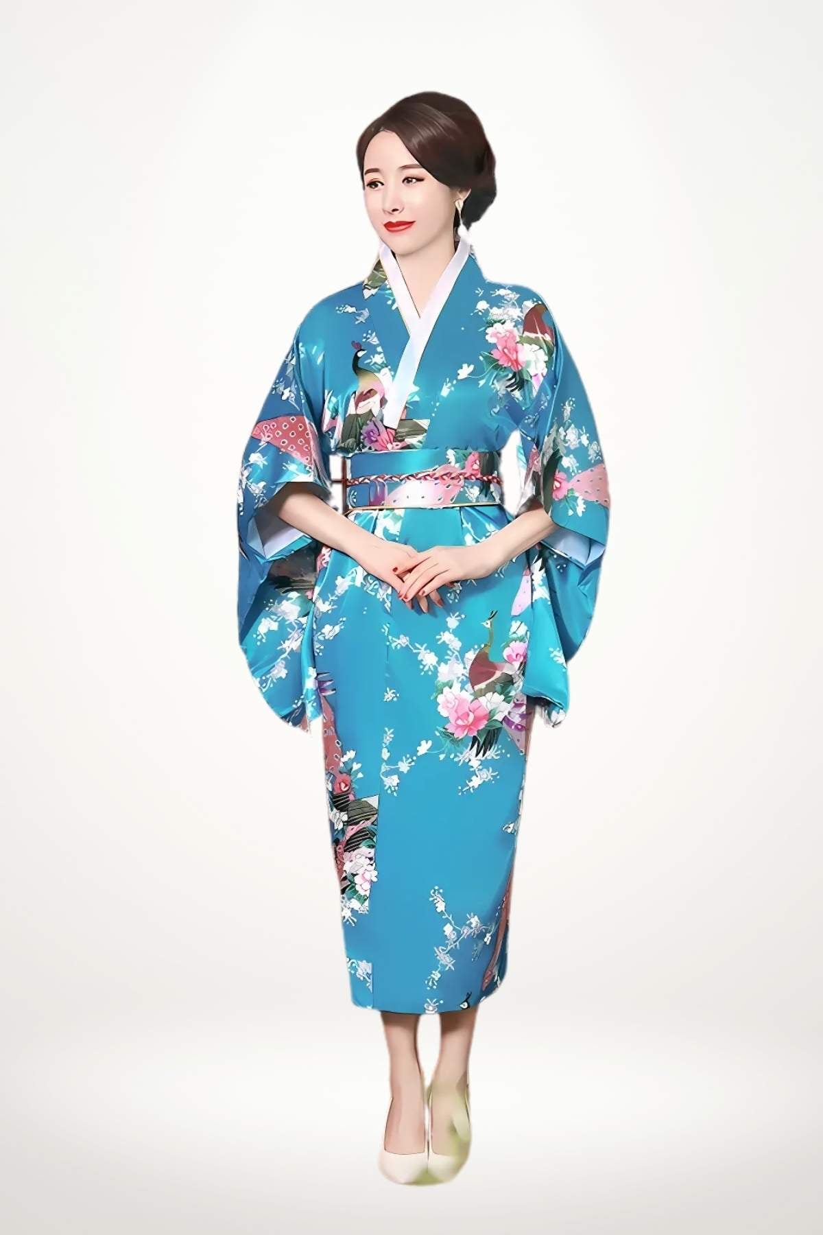 Femme en kimono long lake blue en satin orné de motifs paon et fleurs de cerisier, ceinture obi tressée.
