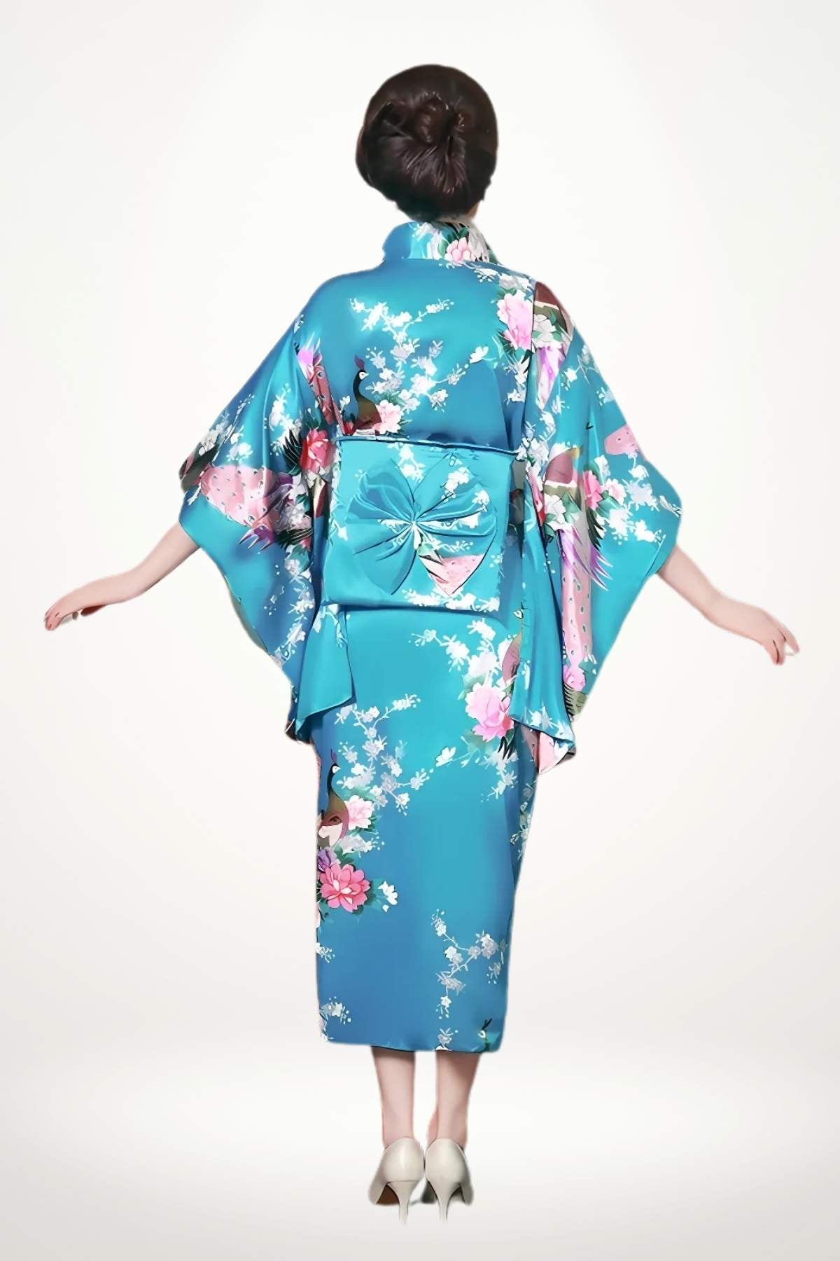 Femme portant un kimono satin bleu orné de fleurs, avec un obi rose, sur fond blanc