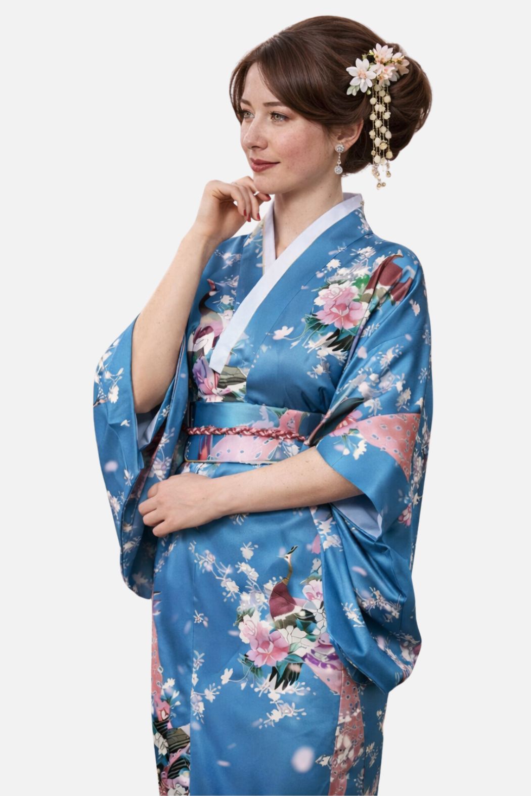 Femme en kimono satin bleu orné de fleurs et d'oiseaux, posant avec une main sur le menton