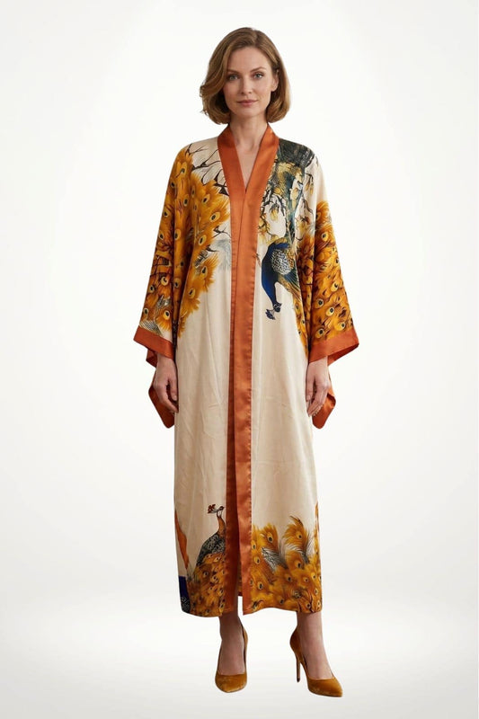Femme portant un kimono en satin aux motifs de paon et fleurs jaunes, avec des manches larges et une ceinture