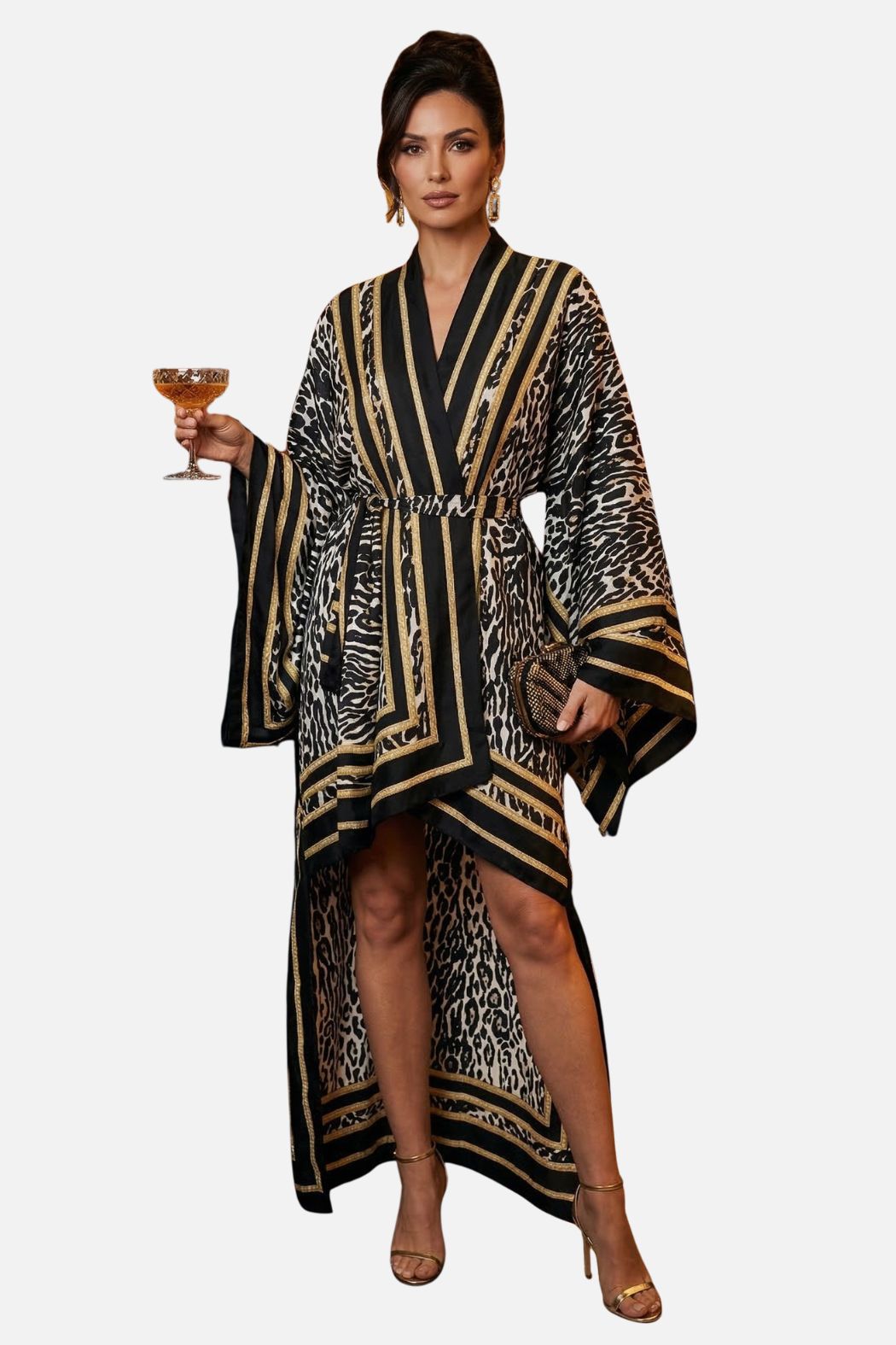 Femme en kimono satin noir et doré avec motifs animaliers, tenant un verre, dans une posture élégante