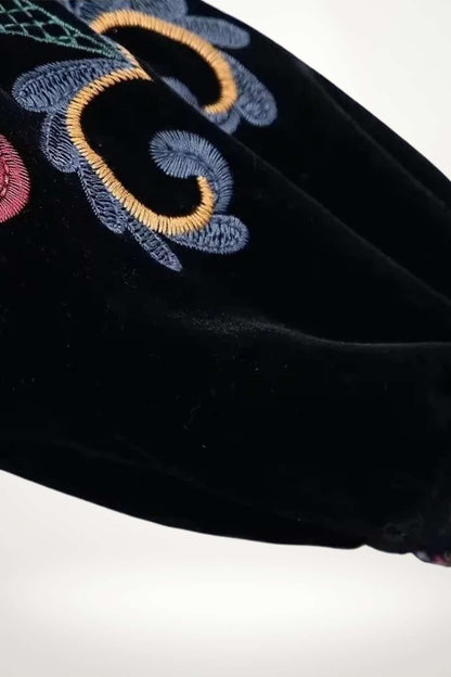 Kimono femme en velours noir brodé de motifs floraux multicolores, manches longues et finition satinée.