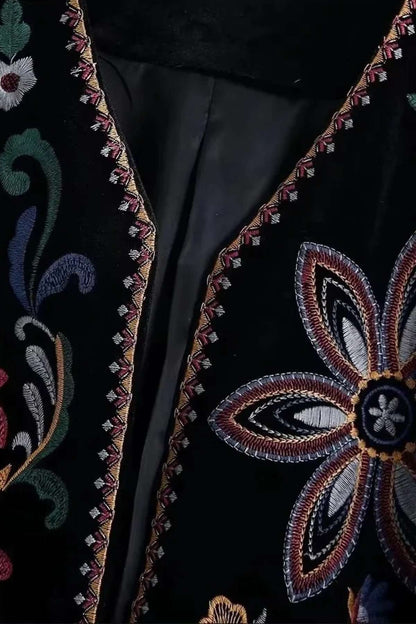 Kimono femme en velours noir brodé de motifs floraux multicolores, manches longues et finition satinée.