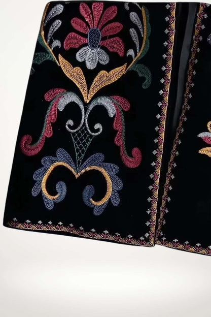 Kimono femme en velours noir brodé de motifs floraux multicolores, manches longues et finition satinée.
