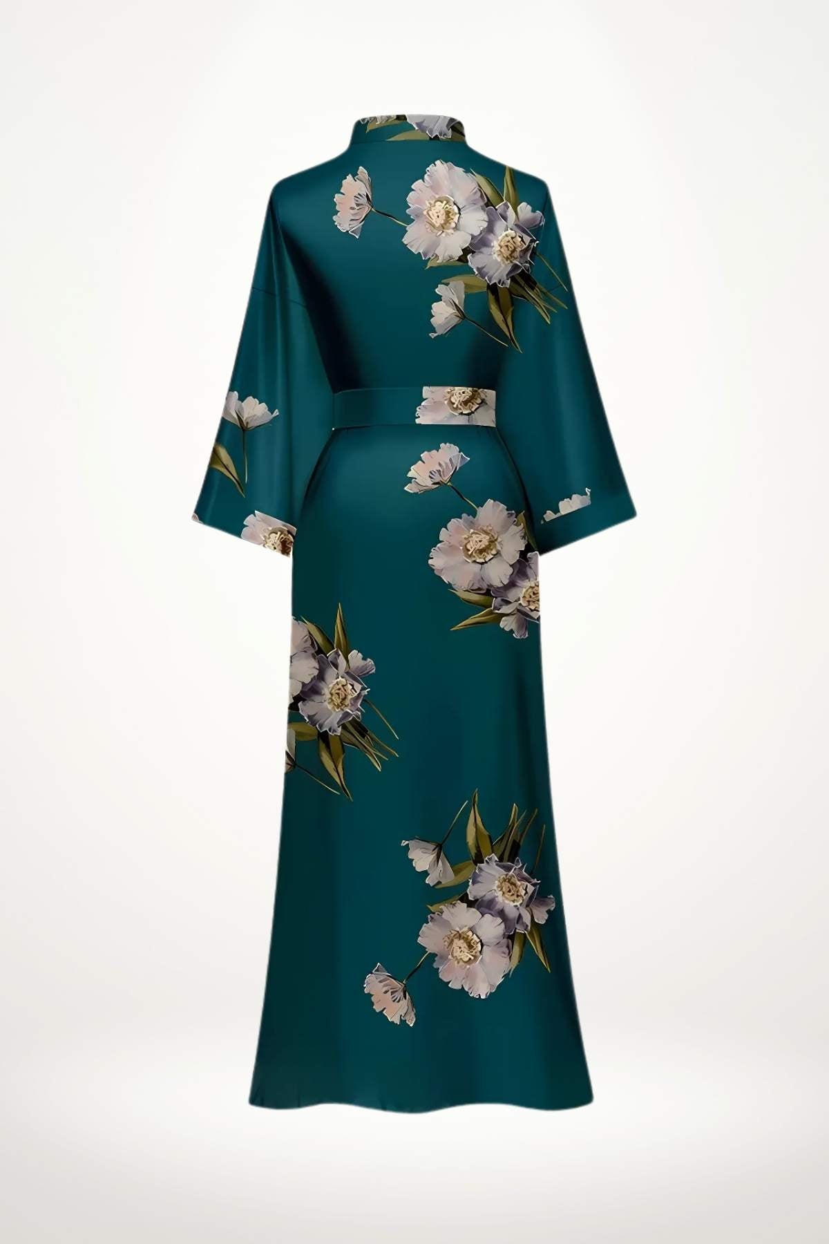 Kimono vert en satin avec des motifs floraux blancs, élégant et fluide, sur fond neutre