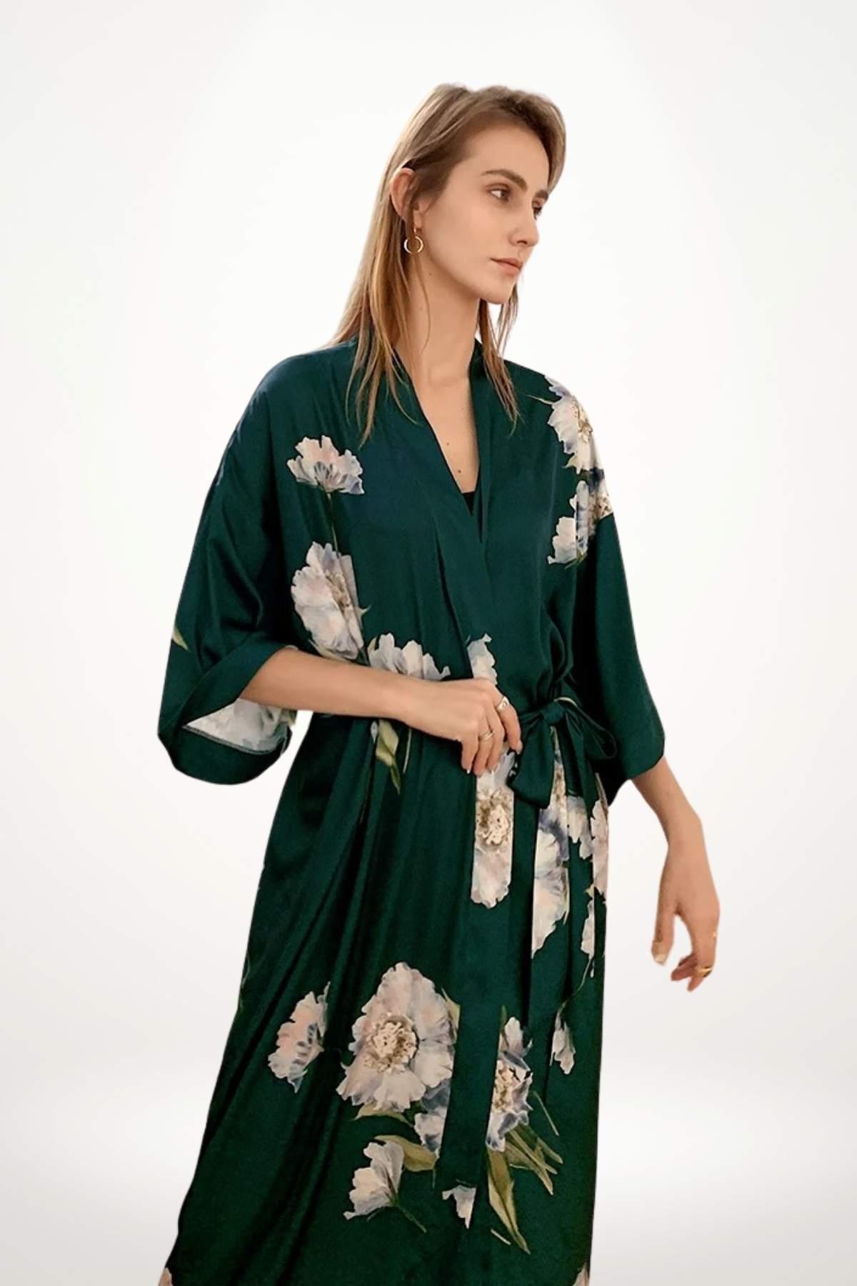 Kimono vert en satin avec des motifs floraux, porté par une femme dans un décor minimaliste