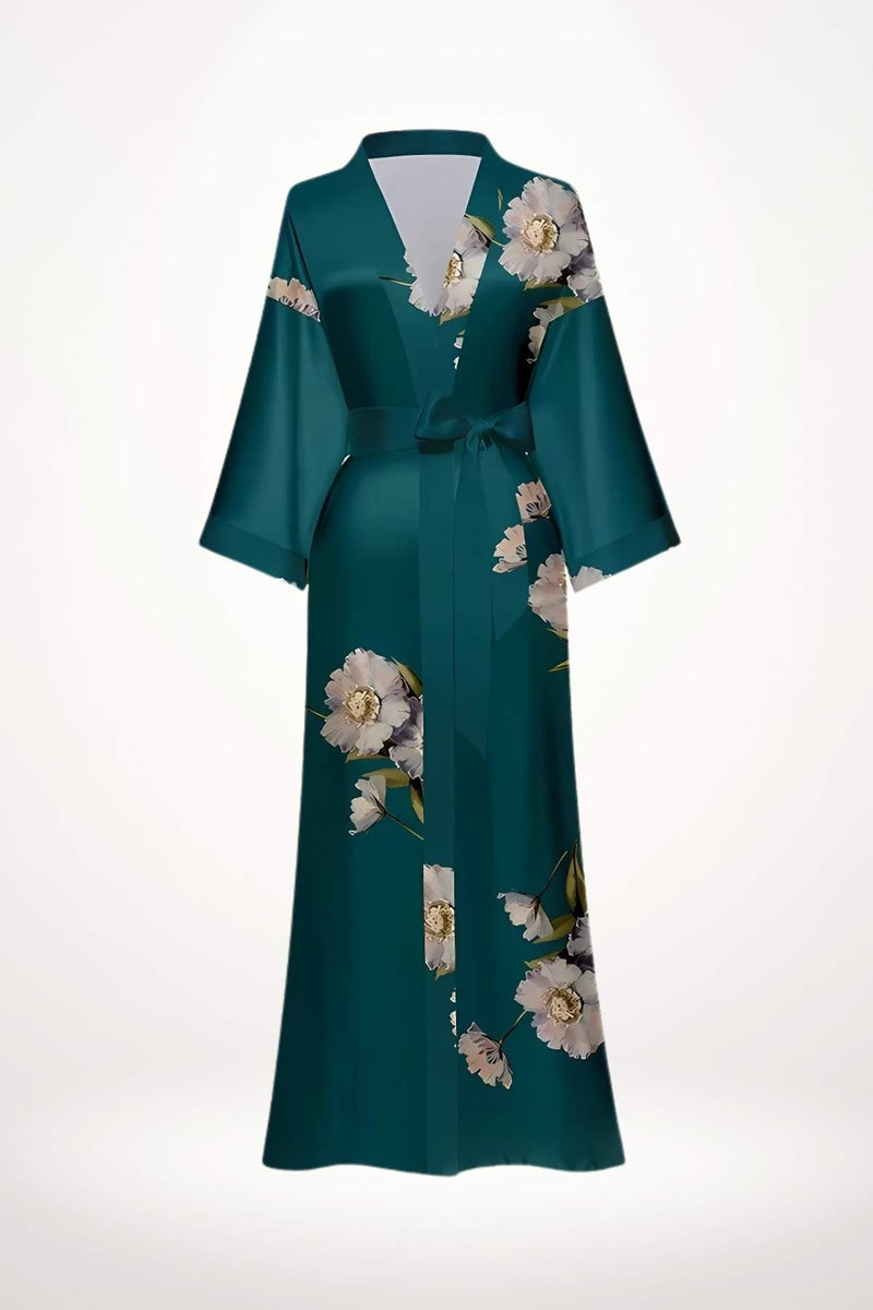 Kimono vert en satin avec des motifs floraux blancs, drapé élégamment et ceinturé à la taille