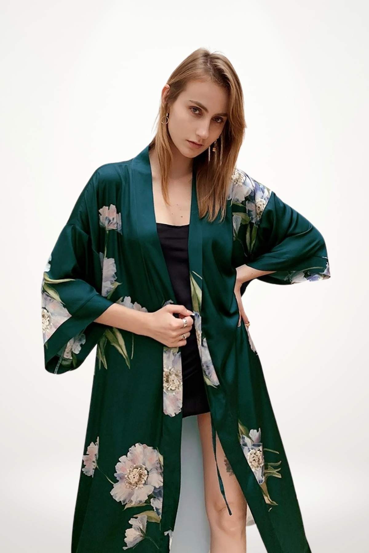 Kimono vert en satin avec motifs floraux, porté par une femme au regard sérieux, sur fond blanc