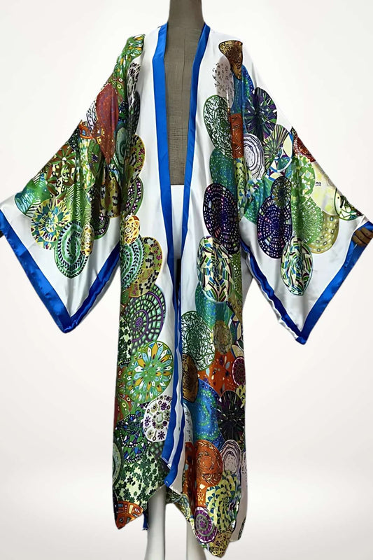 kimono femme long satin blanc aux motifs circulaires colorés et bordures bleu roi pour un style artistique et élégant