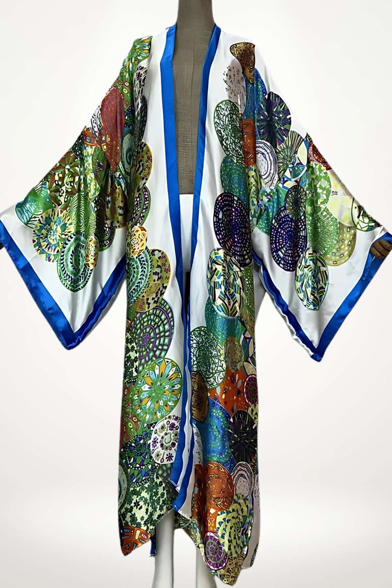 kimono femme long satin blanc aux motifs circulaires colorés et bordures bleu roi pour un style artistique et élégant