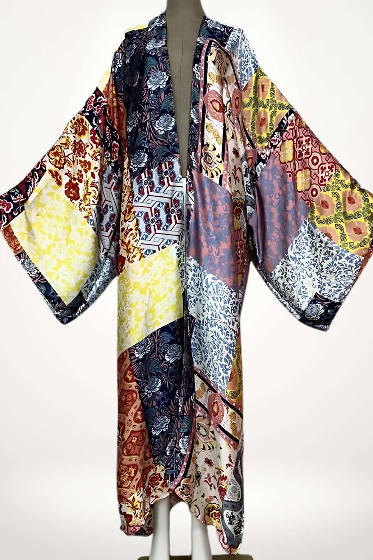 kimono femme long en satin avec motifs patchwork multicolores, coupe fluide et finitions contrastées
