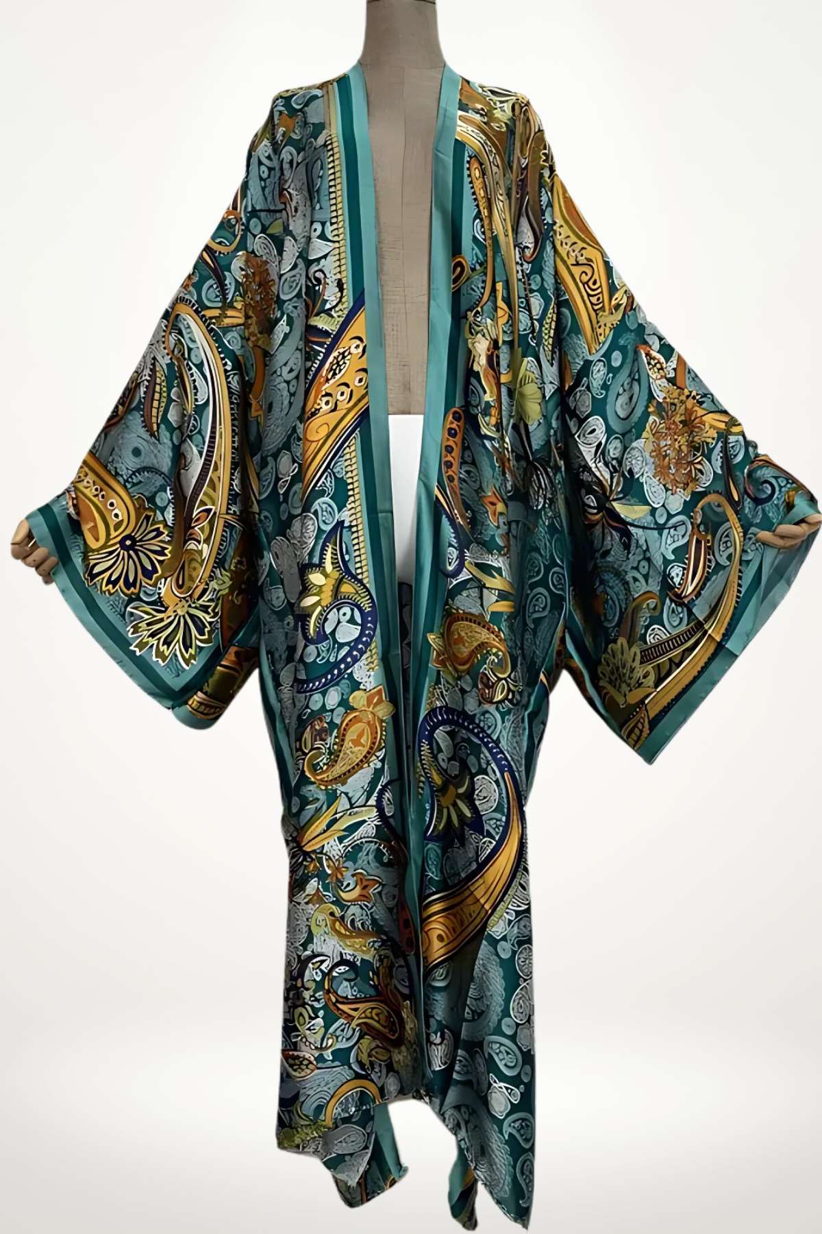 kimono femme long satin bleu sarcelle aux motifs paisley dorés et arabesques exotiques