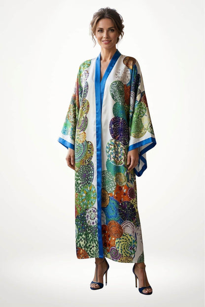 Un long kimono coloré avec des motifs circulaires, porté par une femme souriante sur fond blanc