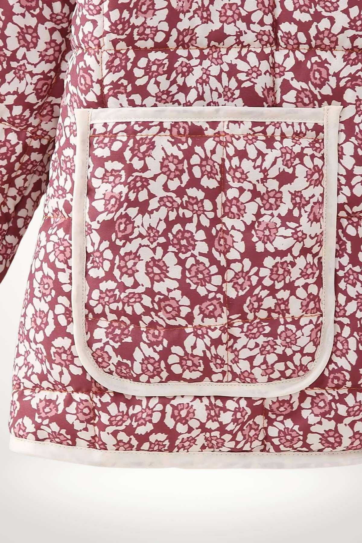 Manteau kimono matelassé femme imprimé floral bordeaux et blanc, col mao, poches plaquées, tissu polyester-rayonne-acétate.