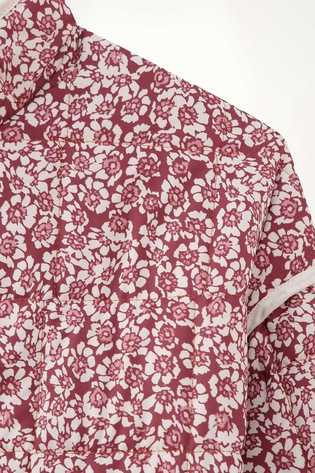 Manteau kimono matelassé femme imprimé floral bordeaux et blanc, col mao, poches plaquées, tissu polyester-rayonne-acétate.