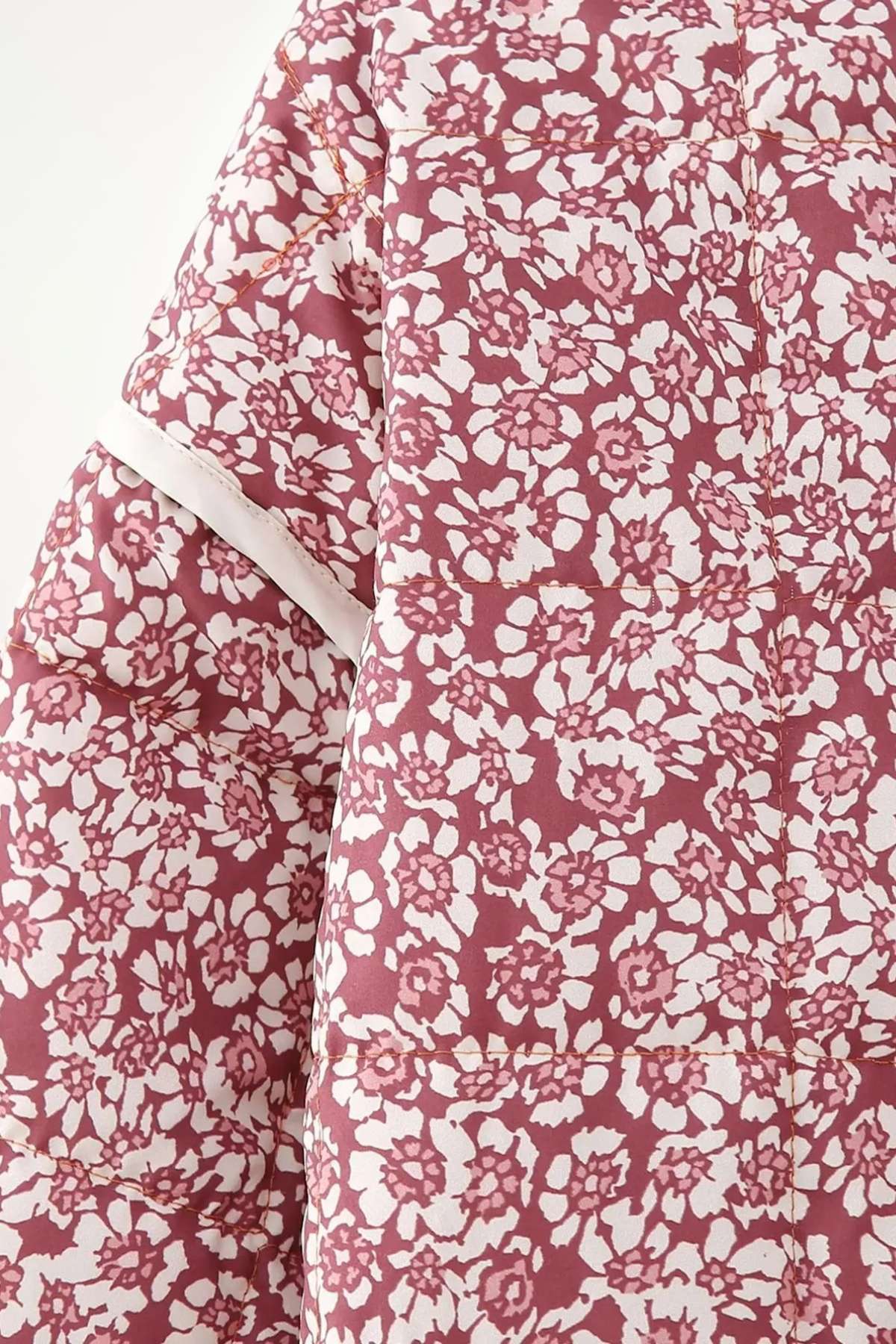 Manteau kimono matelassé femme imprimé floral bordeaux et blanc, col mao, poches plaquées, tissu polyester-rayonne-acétate.