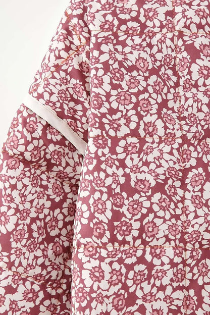 Manteau kimono matelassé femme imprimé floral bordeaux et blanc, col mao, poches plaquées, tissu polyester-rayonne-acétate.