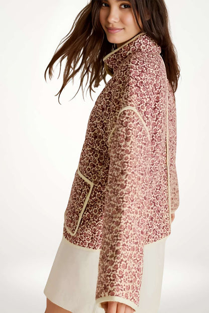 Manteau kimono matelassé femme imprimé floral bordeaux et blanc, col mao, poches plaquées, tissu polyester-rayonne-acétate.