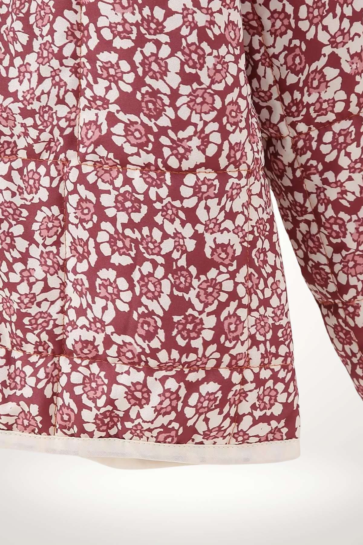 Manteau kimono matelassé femme imprimé floral bordeaux et blanc, col mao, poches plaquées, tissu polyester-rayonne-acétate.