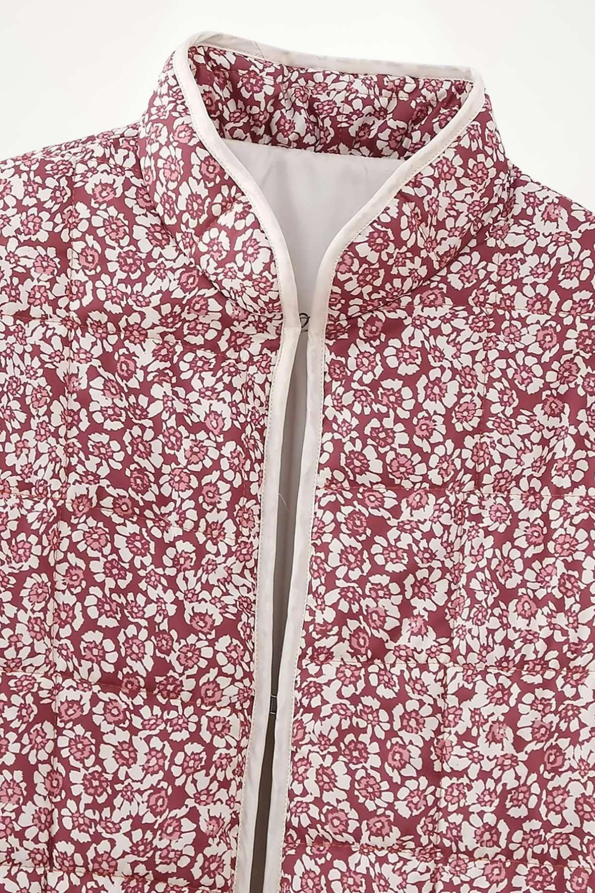 Manteau kimono matelassé femme imprimé floral bordeaux et blanc, col mao, poches plaquées, tissu polyester-rayonne-acétate.