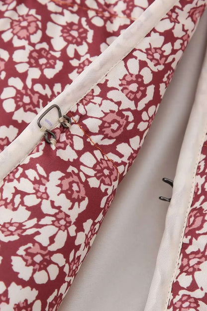 Manteau kimono matelassé femme imprimé floral bordeaux et blanc, col mao, poches plaquées, tissu polyester-rayonne-acétate.