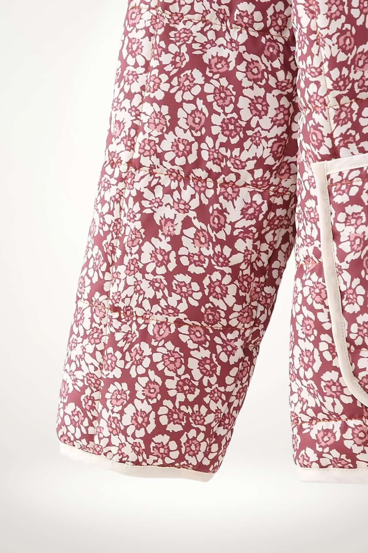 Manteau kimono matelassé femme imprimé floral bordeaux et blanc, col mao, poches plaquées, tissu polyester-rayonne-acétate.