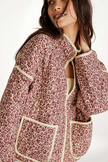 Manteau kimono matelassé femme imprimé floral bordeaux et blanc, col mao, poches plaquées, tissu polyester-rayonne-acétate.