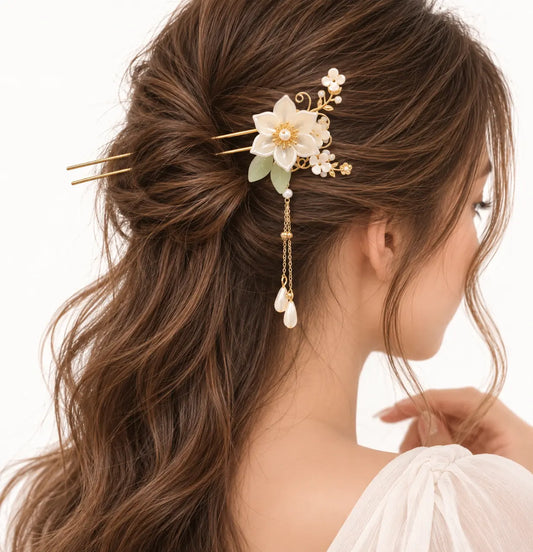 Chignon décoré d’un bijou à fleur de lotus blanche.
