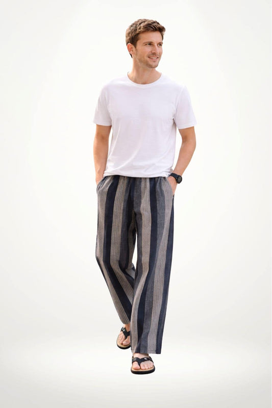 Homme souriant portant un t-shirt blanc et un pantalon hakama rayé dans des tons bleu et beige