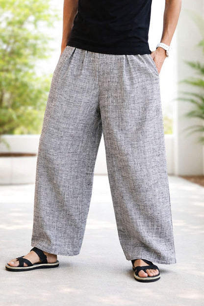 Pantalon hakama à motifs gris clair, porté avec un t-shirt noir, dans un décor lumineux et naturel