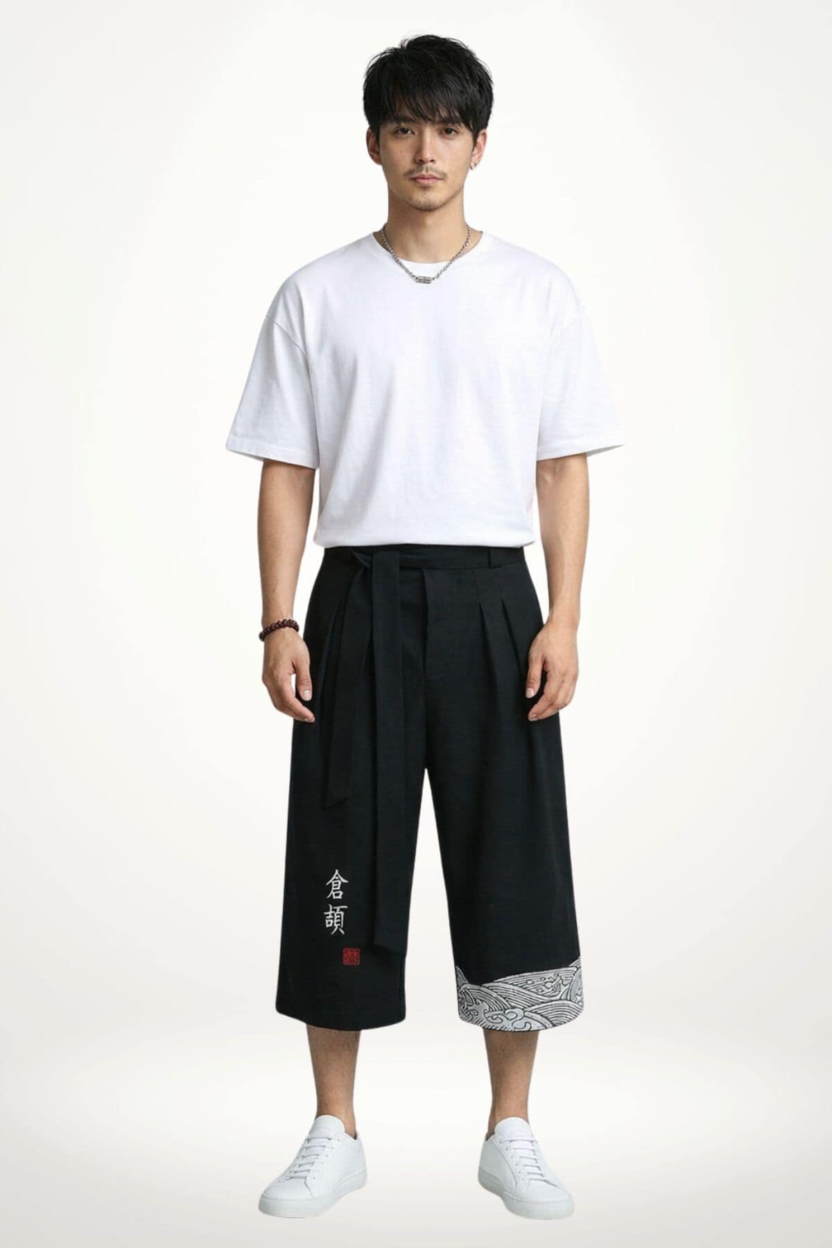 Pantalon kimono homme noir ample mi-mollet avec ceinture à nouer et motif vague blanc style zen japonais