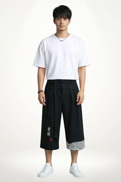 Pantalon kimono homme noir ample mi-mollet avec ceinture à nouer et motif vague blanc style zen japonais