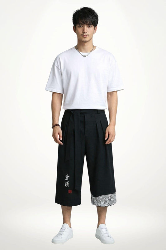 Pantalon kimono homme noir ample mi-mollet avec ceinture à nouer et motif vague blanc style zen japonais