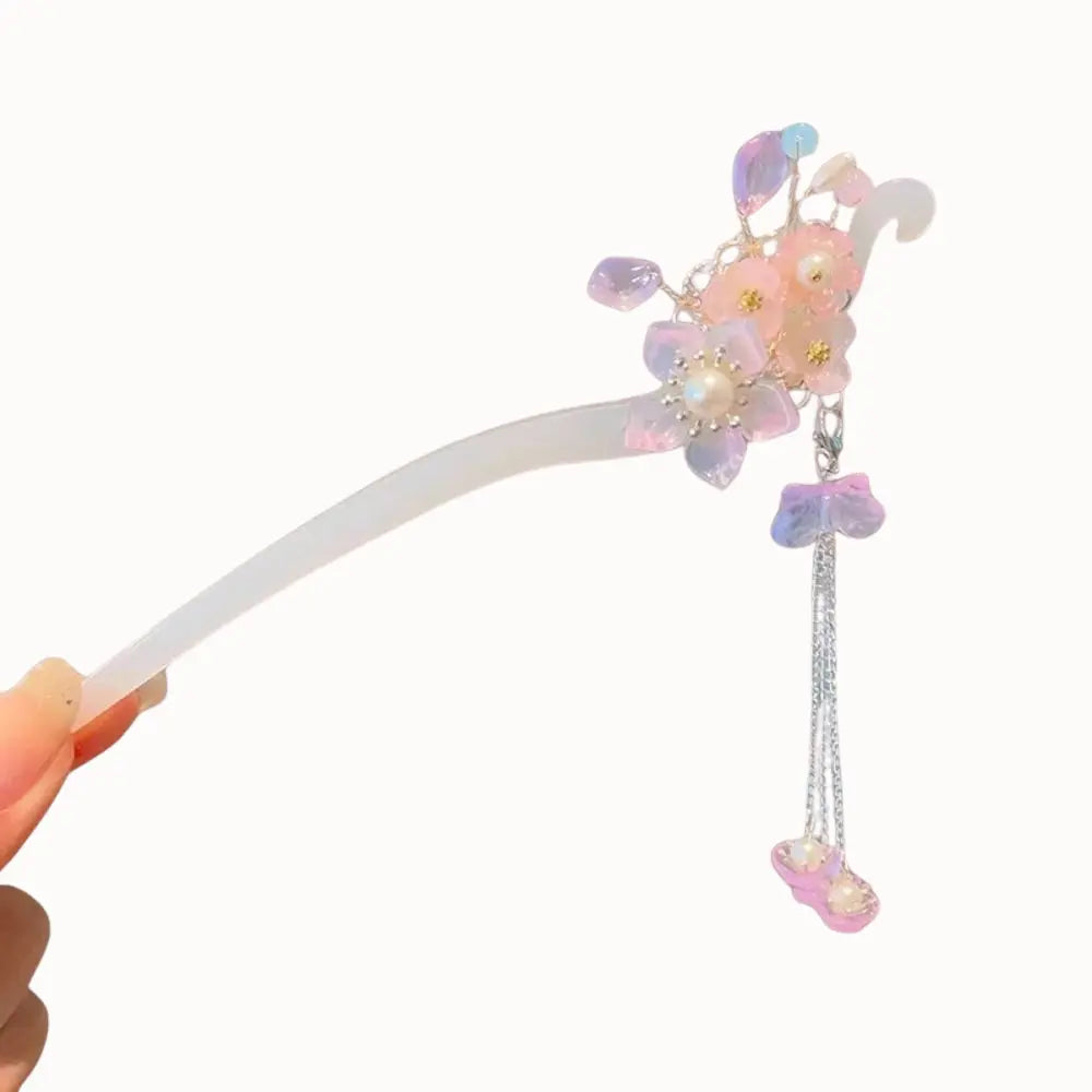 Peigne à cheveux avec bouquet rose et ornements en cristal.