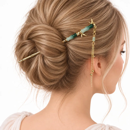 Chignon décoré d’un peigne à motif de bambou et chaîne dorée.