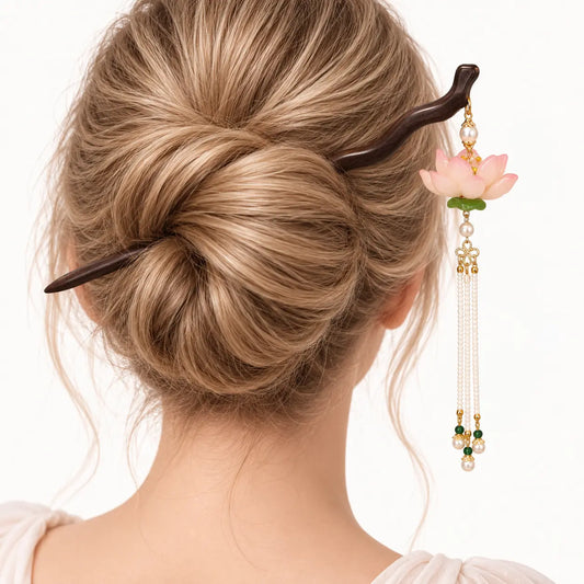 Chignon orné d’un peigne à lotus et perles pendantes.