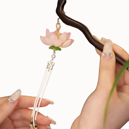 Peigne à cheveux orné d’un lotus et de perles suspendues.