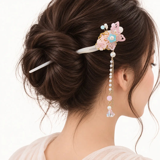 Chignon décoré d’un peigne à papillon rose et perles.