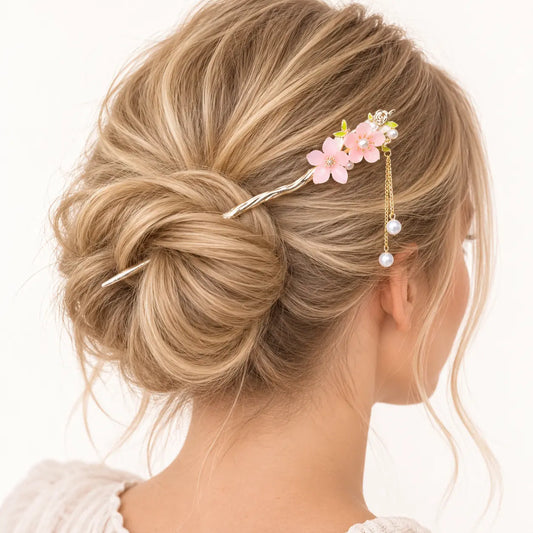 Chignon agrémenté d’un peigne à fleurs roses et perles.